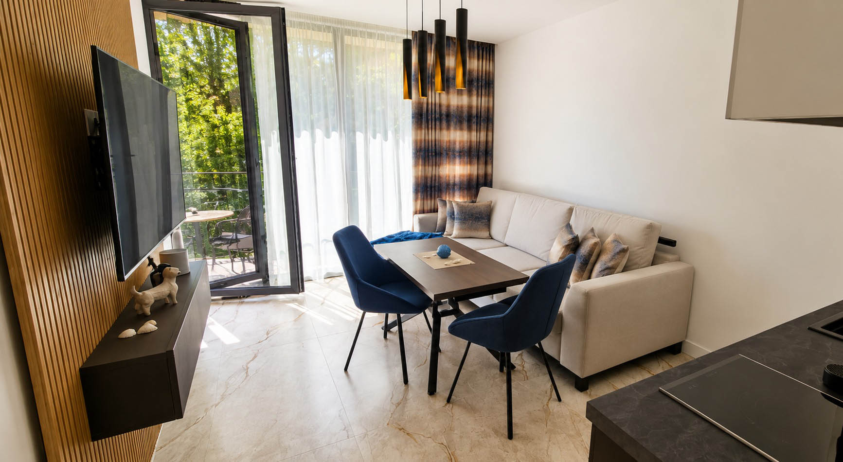 Heller Wohnbereich oben im Azur Panorama Appartement